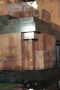 А что думаешь про "четвёртый угол" у Мавзолея?

У Мавзолея Ленина есть таинственный правый угол. Все углы как углы. Но этот же какой-то неправильный. Это какая-то ниша. Да и архитектор Щусев, автор Мавзолея, некрополи никогда не строил. Есть мистическая версия этого угла. Якобы как раз с этой стороны идут колонны на параде и правый угол, впитывая энергию масс, передаёт её человеку на мавзолее и таким образом этот человек может управлять народом...