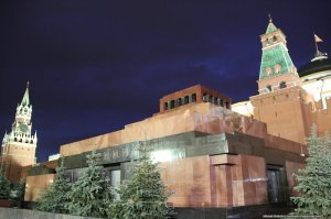 А что думаешь про "четвёртый угол" у Мавзолея?

У Мавзолея Ленина есть таинственный правый угол. Все углы как углы. Но этот же какой-то неправильный. Это какая-то ниша. Да и архитектор Щусев, автор Мавзолея, некрополи никогда не строил. Есть мистическая версия этого угла. Якобы как раз с этой стороны идут колонны на параде и правый угол, впитывая энергию масс, передаёт её человеку на мавзолее и таким образом этот человек может управлять народом...
