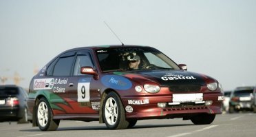 Если я правильно понял вопрос - то ответ: Внешним видом =) Она расклеена в точную копию раллийной короллы.