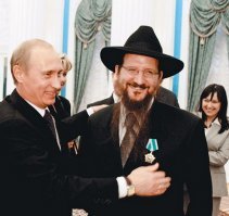 Подписываюсь под каждым твоим словом! Воины и Солдаты России, Русские уже давно для бля@ей кремлёвских и их жидовских кураторов мясо и фарш.. Они, нас гоев, будут убивать и сталкивать лбами до последнего славянина. Даже этот пример Героизма ребят Морпехов: элиту, аж с Балтики, не обученную воевать в условиях штурма города, не обрисовав общей картины, бросили в бой, в город, в пекло. Где уже до этого бездарно загубили столько танкистов, которых чехи сжигали как спичечные коробки со всех окон, со всех подвалов! Но Парни и здесь спутали жидовью карты! Они взяли, во взаимодействии с другими частями, этот сраный и проклятый Грозный! Кто и с какого будуна мог решить бросить Морпехов с Балтики через пол Страны с марша в бой?! Только предатель и враг Русских! Только тот, кто решил что Парни там погибнут, что черножопые чехи их там положат. Ан нет! Не прокатило! Слава "чёрным беретам и всем Русским Воинам! И позор предателям!