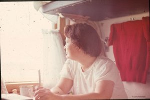 Эрнст в плацкарте???