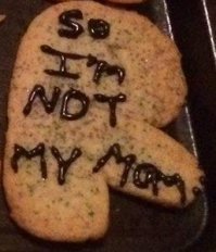 Улыбнул троллинг от ребенка :)
Перевод: Видите, я не моя мама.
Думаю, что имелось ввиду: Я не КАК моя мама рукожоп/ка ))))