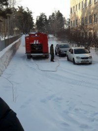 - В шестой класс ворвался чувак со словами  Вам не надоело так жить?! , бросил коктейль  Молотова , - сообщил один из родителей.