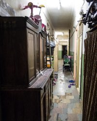 Где-то года полтора прожил с подругой почти в такой же комнате и почти такой же коридор был. Дом на Загородном проспекте. 8 соседей. Только состояние было получше поначалу, т.к. соседи были постоянными жильцами с советских времен, следили более менее за состоянием, даже на ремонт скидывались. 
Но потихоньку люди расползались (а кто-то и по старости умер) и под конец проживания уже половина была из "черных", ну и подруга продала комнату за сколько смогла, съехали мы.
