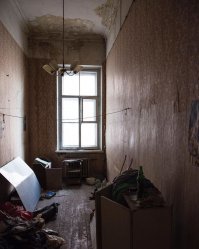 Где-то года полтора прожил с подругой почти в такой же комнате и почти такой же коридор был. Дом на Загородном проспекте. 8 соседей. Только состояние было получше поначалу, т.к. соседи были постоянными жильцами с советских времен, следили более менее за состоянием, даже на ремонт скидывались. 
Но потихоньку люди расползались (а кто-то и по старости умер) и под конец проживания уже половина была из "черных", ну и подруга продала комнату за сколько смогла, съехали мы.