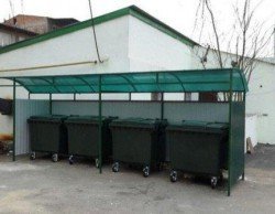 Вот нормальная мусорка. Удобные контейнеры. Производятся из пластика вторичного использования. 
Лучше ваших стальных коробов, однозначно. 
Ценник контейнера - 11-13 тысяч в розницу. Да, срок службы, меньше стальных. Ну и что? 
Любая "неподмазанная"  компания во вывозу мусора, выберет такой или подобный тип контейнеров. 
В вашем случае, боюсь, определенные чиновники в доле....