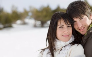 У большей половины улыбки какие-то неестественные.