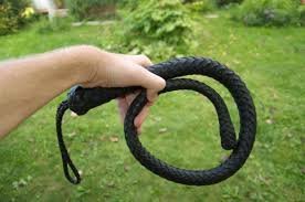 Позабыли одну важную казачью штуковину.
Помимо всем известной нагайки в ходу была волчатка, кожаный или пеньковый кистень. Предназначалась для нанесения сильных шокирующих ударов. Помимо казаков волчаткой пользовались ямщики, кучера, конные пастухи для борьбы с волками и для самообороны от разбойников.