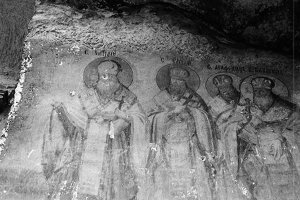 Дома, выдолбленные в скалах и камнях