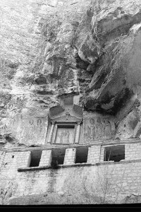 Дома, выдолбленные в скалах и камнях
