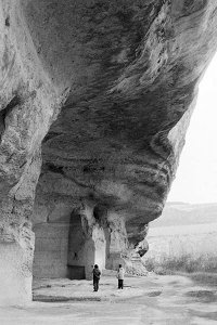 Дома, выдолбленные в скалах и камнях