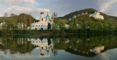 Ну какой же это Крым, если это Славяногорск (Донецкой области)? Вот картинка чуть больше, где видно, что это стоит на берегу Северского Донца.