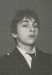 Михаил Горшенёв
После школы Михаил поступил в Ленинградское реставрационное училище, где проучился три года и был отчислен за то, что занимался не учёбой, а музыкой.