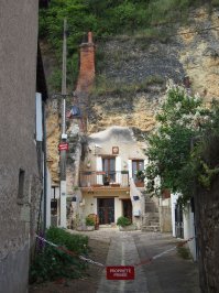 Дома, выдолбленные в скалах и камнях