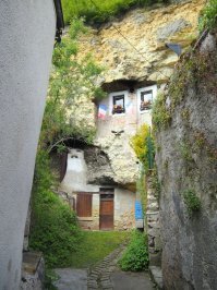 Дома, выдолбленные в скалах и камнях