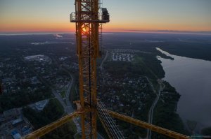 там есть проходные мостики на тягах крепления к зданию. Управление краном осуществляется из кабины.