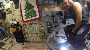 Вот КАК ты умудрился в своём мозгу, сравнивать эти два разных развлечения!
Вот КАК??

Я конечно понимаю, что пропаганда гомосексуализма сделала своё чёрное дело))Что многие люди сейчас гейские шутки воспринимают как норму!!!
Но чёрт тебя дери,  где ты всё таки нашёл точки соприкосновения??)