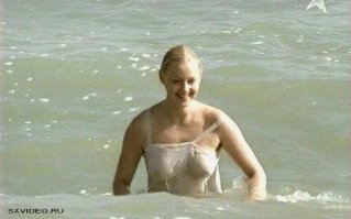 Барахтается в водичке