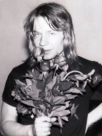 до арии, он до хрена еще где попел!!

Валерий Александрович Кипелов родился 12 июля 1958 года в районе Капотня города Москвы. В школьные годы учился в музыкальной школе, которую окончил по классу баяна. Свои первые шаги в музыке сделал в ВИА  Крестьянские дети , которая выступала преимущественно на праздниках и свадьбах.

С 1978 по 1980 годы проходил военную службу в рядах Советской Армии сначала в Ярославской области в учебной роте, а потом на Урале под Свердловском в РВСН в звании сержанта в роте связи. Там же принимал участие в музыкальной самодеятельности, выступая с песнями перед офицерами и на праздниках.

В 1980 году после армии, Кипелов входит в состав ансамбля  Шестеро молодых , где также состояли Николай Расторгуев, позже лидер группы  Любэ , и Сергей Черняков, в будущем барабанщик группы  Альфа  и группы  Черный Кофе . В сентябре 1980 года Кипелов и Расторгуев продолжают свою карьеру в ВИА  Лейся, песня , куда влился весь состав ВИА  Шестеро молодых . Но в 1985 году ВИА не сдаёт государственную программу и ансамбль закрывается. Кипелов переходит в ВИА  Поющие сердца , продюсером которых являлся Виктор Яковлевич Векштейн.