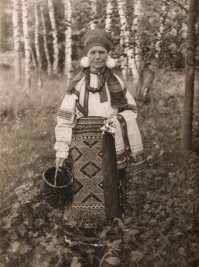 женщина со свастиками...