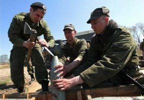 зачем те двое держатся друг за друга?  все равно что закрывать глаза при ...