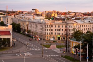Пр.-т Карла Маркса в Петрозаводске. Переходит в ул. Ф. Энгельса, а она упирается в пр.-т Ленина:)