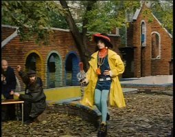 Её раскритиковали из-за фото девочки с макияжем и накладными ресницами