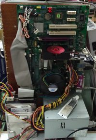 Вот он настоящий настенно-щитовой тестовый комп, в котором и встроенный индикатор посткодов и возможность тестить хоть древние AGP хоть новые PCI-E видики(редкая фича). Это достаточно пожилой вариант, поэтому память только DDR I.