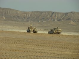 На тебе ещё, а то девок в посте полно, а танков почти нет: :)