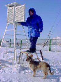 Можно и стационарный пункт оборудовать. Вот, человек явно ждёт, когда собаке приспичит, чтобы приступить к измерениям.