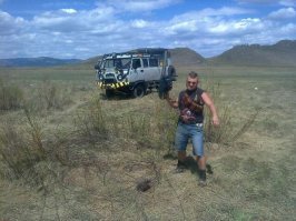 Буханка встречена в республике Тыва. Усиленная рама,24 фонаря(один уф). телевизор, кровать внутри. ну и прочее. зверь машина