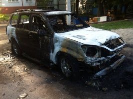 Можно же узнать по номеру машины и сжечь ее, например? Не боится?