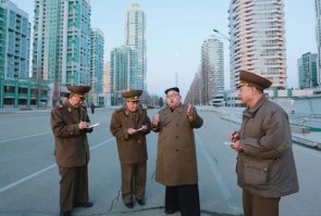 Отрывок текста из свежего журнала "Корея"...
__________________________
В Корее продолжается история отдачи приоритета народу, история уважения и любви к народу. Высший руководитель Ким Чен Ын, кто обожает народ как небо, проводит дни и месяцы самоотверженного служения народу, как и великие вожди, которые впервые в длительной истории человечества осуществляли высоконравственную политику.

Как-то он говорил: мне не надо ни звания героя, ни ордена, но стиснув зубы, делая усилие над собой, буду стараться больше работать на благо народа, который вырастили великие вожди ценой всей жизни.

Осенью 104 года чучхе (2015) был сдан в эксплуатацию плавучий сервисный комплекс  Мучжигэ    судно очередного народного счастья. Тогда он сказал работникам:  Плавучий сервисный комплекс "Мучжигэ"   это песчинка в море предстоящих перед нами работ в интересах народа, и нам надо создать целую гору из таких песчинок .

Как показывают эти эпизоды, все помыслы и практика Ким Чен Ына посвящены делу создания народу удобства и счастья. В мае 101 года чучхе (2012) он посетил один из ресторанов на улице Чханчжон перед его сдачей. Он увидел там лифт для пожилых людей, инвалидов военной службы, людей с физическими недостатками и детей. Установление такого лифта было бы обычным делом, на которое не стоило бы обращать внимание, но он углядел в этом заботу о народе, выразил большое удовлетворение. А в другом ресторане он советовал переделать стулья поудобнее.

Он на пути руководства на месте в январе 103 года чучхе (2014) подсчитывал в блокноте годовой улов рыбы, достаточный для снабжения всех детей в домах ребенка, детдом-садах, начальных и средних школах-интернатах для сирот и стариков в домах престарелых страны рыбопродуктами по 300 г в день, и сразу отдал приказ Верховного Главнокомандующего создать для этого в ведении Народной Армии рыбпромхоз.

Благодаря его заботе о подрастающем поколении во всех домах ребенка, детдомах-садах и детсоюзовских лагерях страны доносится смех счастливых ребят. Ким Чен Ын посетил в мае 102 года чучхе (2013) Пхеньянский городской детсоюзовский лагерь для восхождения на горы Мёхян и оставил еще один трогательный эпизод: он предложил фотографироваться вместе с отдыхающими в лагере членами Детского союза, говоря, что иначе дети будут сожалеть. Хотя мало времени, но надо встретиться с детьми. Он так и дождался детей и сфотографировался на память вместе с ними.