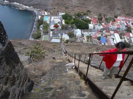 Господи, откуда вас берут-то? Это лестница находится в Джеймстауне, о. Святой Елены. Называется лестница Иакова. Загуглите хоть для общего развития. Нельзя же быть настолько необразованными.