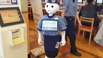Что-то они от этого робота слишком много хотели. 
В Японии он вполне нормально выполняет свои функции. 
В том же Софтбанке... Или вот недавняя фотка из суши, где его задачи попроще - поприветствовать, помочь взять талончик на очередь и т.п. Детям нравится, клиентам прикольно :)
Встречал так же на туристической выставке в Токио - робот на стенде приветствовал, играл с посетителями в камень-ножницы-бумага, рассказывал о префектуре.
