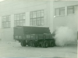 Летняя резина, с зимней такого не случается. Немного только приминается после ночной стоянки, а после нескольких сот метров всё в норме!
Утренний прогрев машин на Северной испытательной станции (СИС):