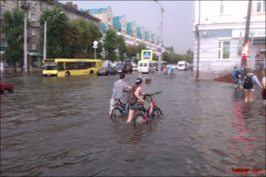 У нас из года в год одно и тоже, как сильный дождь пройдёт,город затапливает,весь город стоит! Все магазинчики в подвальных помещениях под воду уходят полностью,первым этажам домов тоже достаётся,ну а что транспорт весь стоит,так это и так понятно! Наша Беларуская Венеция получается! И правительство естественно знает проблему,но ничего не делает,клали они на людей,владельцев магазинов(какие потом делают ремонт)и на людей какие из-за это проблемы тупо не могут добраться из пункта А в пенкт Б!