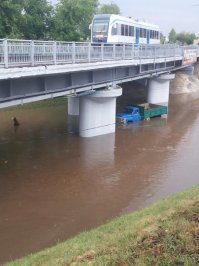 У нас из года в год одно и тоже, как сильный дождь пройдёт,город затапливает,весь город стоит! Все магазинчики в подвальных помещениях под воду уходят полностью,первым этажам домов тоже достаётся,ну а что транспорт весь стоит,так это и так понятно! Наша Беларуская Венеция получается! И правительство естественно знает проблему,но ничего не делает,клали они на людей,владельцев магазинов(какие потом делают ремонт)и на людей какие из-за это проблемы тупо не могут добраться из пункта А в пенкт Б!