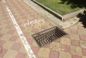 А тут что не так? ИМХО проблема только для велосипеда с колесами небольшого диаметра и шириной как у шоссейника. Остальные проедут, даже не заметят.
