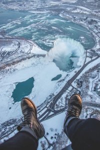 А вот ето - фотошоп. С развязанным шнуркам хрен обувь потом найдеш...