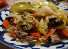 Довелось в молодости побывать в разных районах Средней Азии...
Дамлама - Дамляма бывает разная. Вот только капусту не выбрасывают (уже готовую режут и в блюдо), зелень режут мельче и сыпят свежее на готовое блюдо.
И ещё туда идут баклажаны (почти во всех районах)!
А вот айва очень не часто!
Вперемешку с картофелем бывает добавляют репу. 
Кое-где и маргеланская редьку.
Подают чаще всё вмести в одном лагане - лягане.
Как соус бывает подают (не помню как называется, что-то типа "сузьма"), каймак с мелко нарезанной в него зеленью.