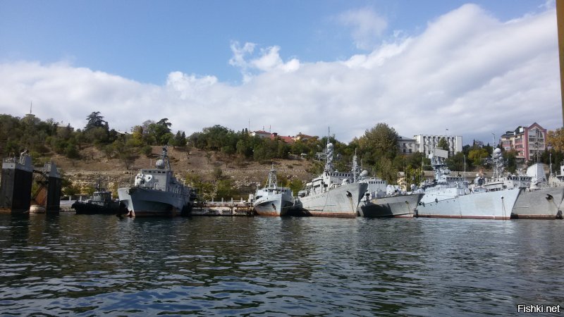 Автор, давай покажем людям, о чём идёт речь. Украинские корабли, легко опознать по отсутствию у них номера на борте, он закрашен, в отличие от кораблей ВМФ России, с последней фотки поста. Подводная лодка способна  плыть только в надводном положении, поэтому  реально представляет собой музейный экспонат. Это всё можно посмотреть на морской прогулке по бухтам Севастополя.