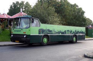 Фотошоп местами просто жуткий. Но... Кабриолет в Будапеште видел и снимал еще в 2005 году (картинку привожу). Виноват, не могу найти картинку похожей машины в дождь: все пассажиры сидят в одинаковых плащах с капюшонами. Просто тема была - частный бизнес развивался, еще не было особых требований по безопасности, посему брался б/у автобус и у него тупо срезалась крыша. Касательно тех, которые на рельсах. Видел такие неоднократно. Это прообраз скоростного трамвая, хотя скорей - пассажирская мотодрезина. На тележки, приспособленные для рельсового пути, ставился кузов автобуса со всем оснащением. Естественно - ходовая выбрасывалась, хотя пневмоподвеску они пытались сохранить (для комфорта). Привод ведущих колес осуществлялся обычным, хотя и удлиненным карданом. Двигатель - дизельный, коробка - автомат. Теоретически, хотя и смотрится странно, это возможно... Но в итоге, завод разделил судьбу наших АЗЛК и ЗИЛа...