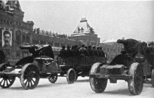 В кинохронике парада 7 ноября 1941 года, видно много образцов старого оружия, и пулемёты Льюиса, и пушки Коне и старинные пушки, аж времен Русско-Турецкой войны.