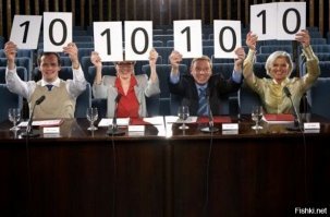 Болельщик был так доволен победой своей команды, что догоняя поезд, не заметил столб