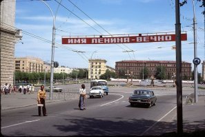 Хабаровск, фото прошлого и нынешнего веков. Ул.К.Маркса - пл.Ленина. Центральная улица города, ведёт от пл.Комсомольской до Стрелки в Авиагородке. Огибает центральную пл.Ленина.
В последующем часть ул.К.Маркса была переименована в ул.Муравьёва-Амурского (пл.Комсомольская - пл.Ленина), остальная же часть так и осталась со старым названием.

...прожил я тут довольно-таки долго....