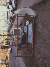 Он просто такси ждёт (как в "Пятом элементе").