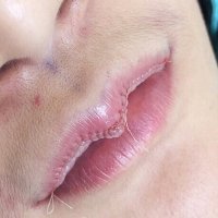 Лучше бы побрилась))