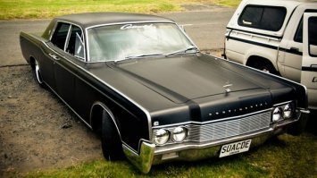 Еще один классический автомобиль, Lincoln Continental. Очень красивый и конечно же мощный.