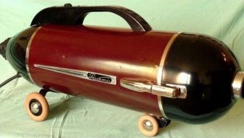 Раньше на таком летали, гонял по станции как бешенный. А вот работать с ним было не удобно, хрен удержишь. Сейчас сделали специальный пылесос с безмоментным соплом он уже не создает такую тягу и летать на нем не удобно.